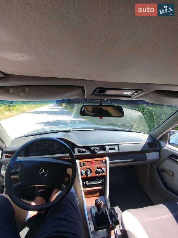 Седан Mercedes-Benz E-Class 1987 в Гусятине