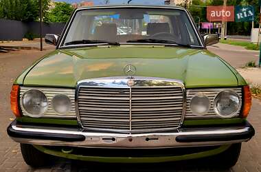 Седан Mercedes-Benz E-Class 1984 в 