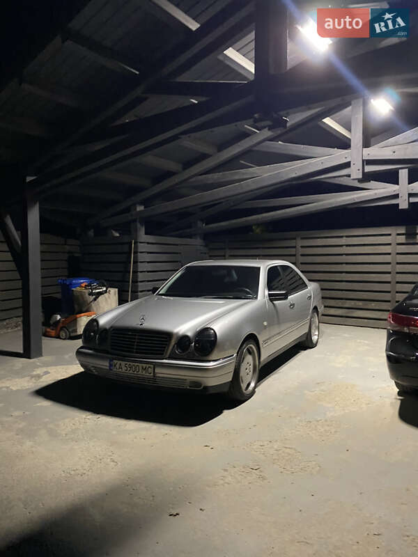 Седан Mercedes-Benz E-Class 1999 в Киеве