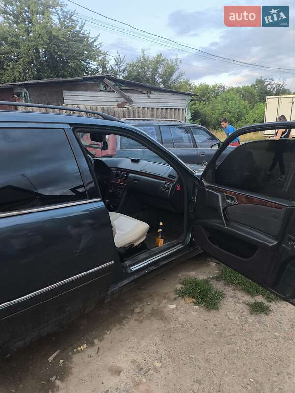 Універсал Mercedes-Benz E-Class 1998 в Чернівцях