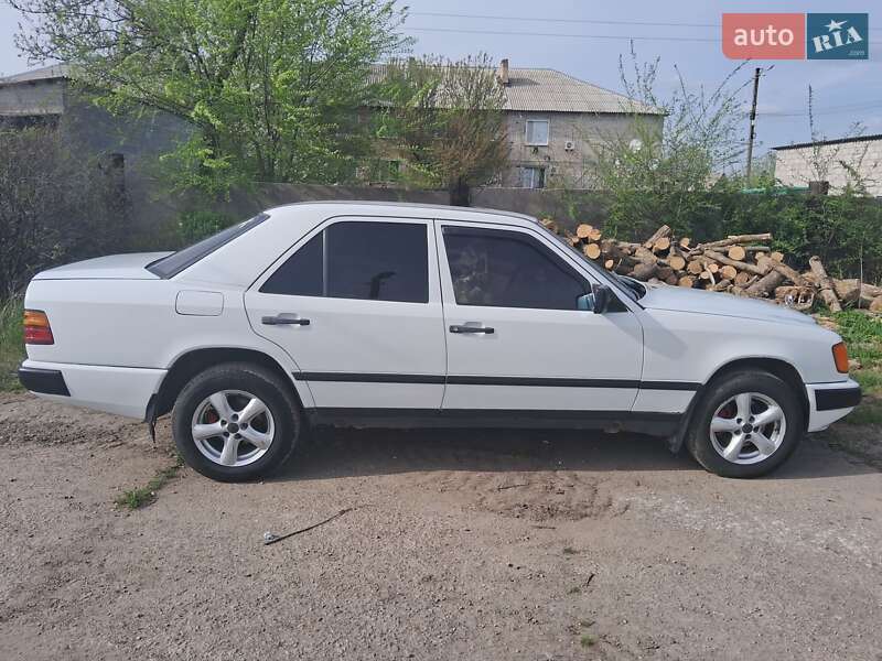 Mercedes-Benz E-Class 1989