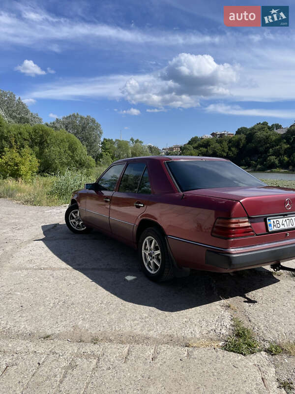 Седан Mercedes-Benz E-Class 1990 в Виннице