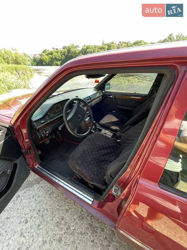 Седан Mercedes-Benz E-Class 1990 в Виннице