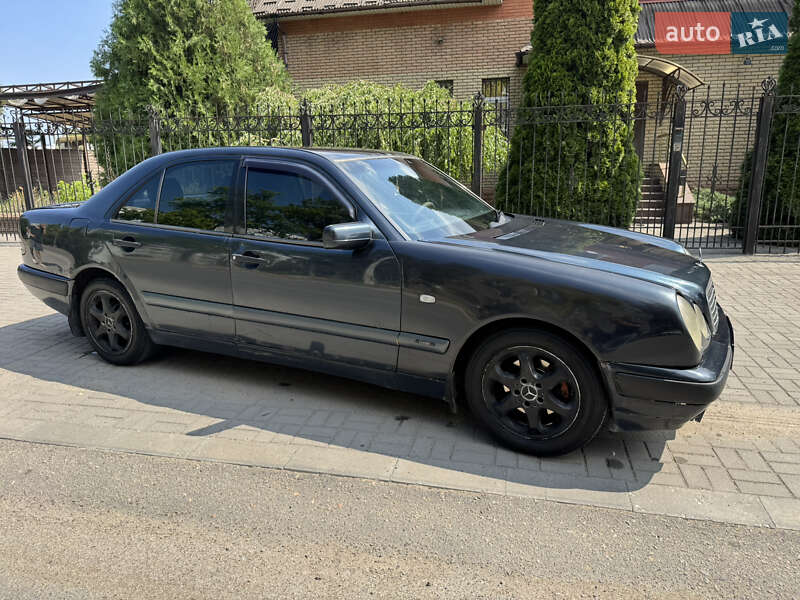 Седан Mercedes-Benz E-Class 1996 в Запорожье