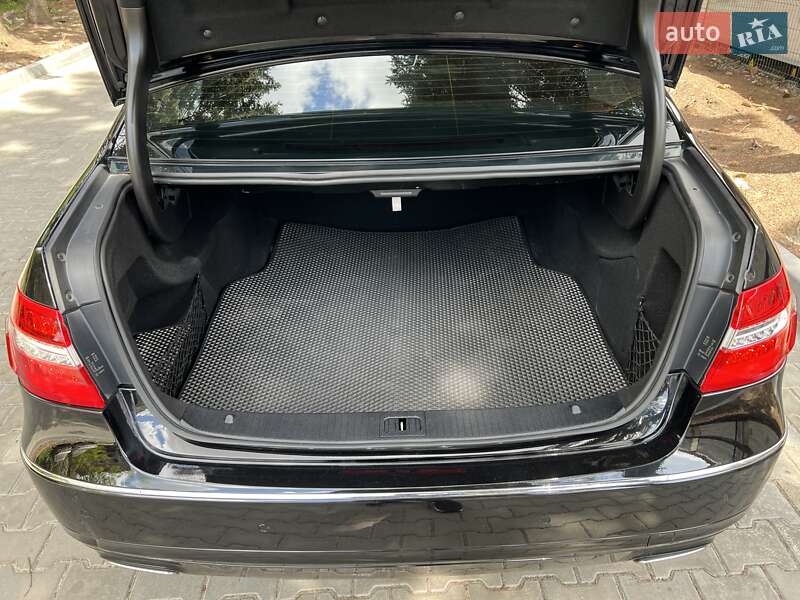 Седан Mercedes-Benz E-Class 2012 в Львове