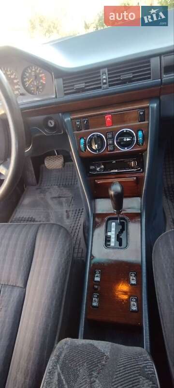 Седан Mercedes-Benz E-Class 1987 в Кам'янському