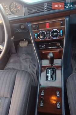 Седан Mercedes-Benz E-Class 1987 в 