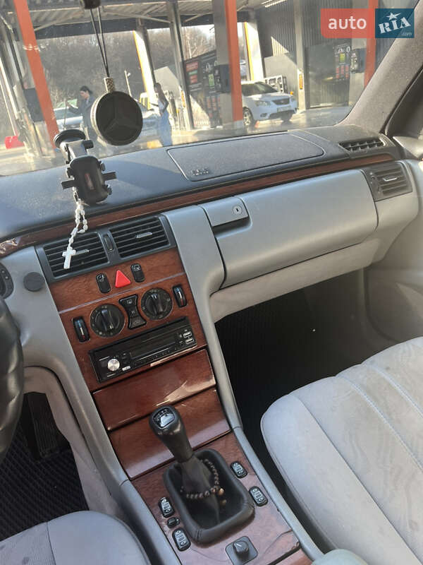 Седан Mercedes-Benz E-Class 1996 в Полтаве