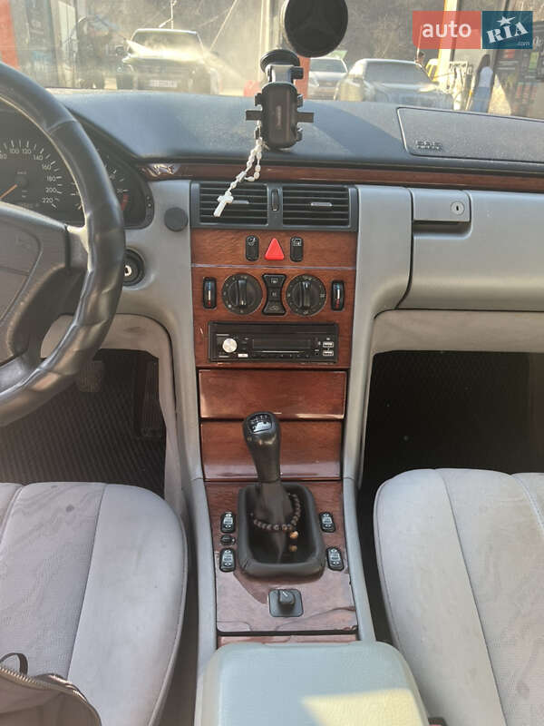 Седан Mercedes-Benz E-Class 1996 в Полтаве