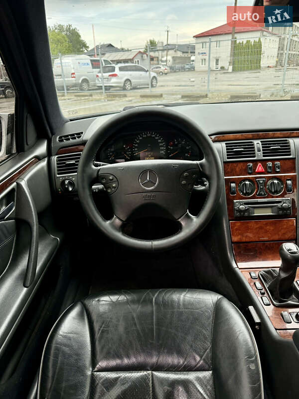 Седан Mercedes-Benz E-Class 2000 в Городке