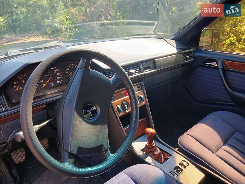 Седан Mercedes-Benz E-Class 1990 в Краматорске