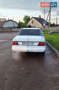 Седан Mercedes-Benz E-Class 1988 в Остроге