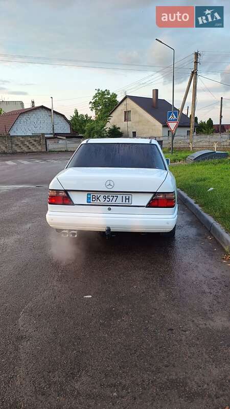 Седан Mercedes-Benz E-Class 1988 в 