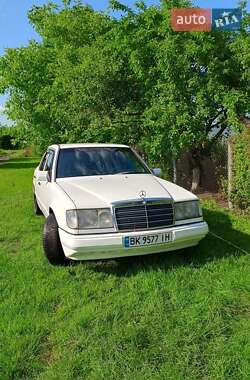 Седан Mercedes-Benz E-Class 1988 в 