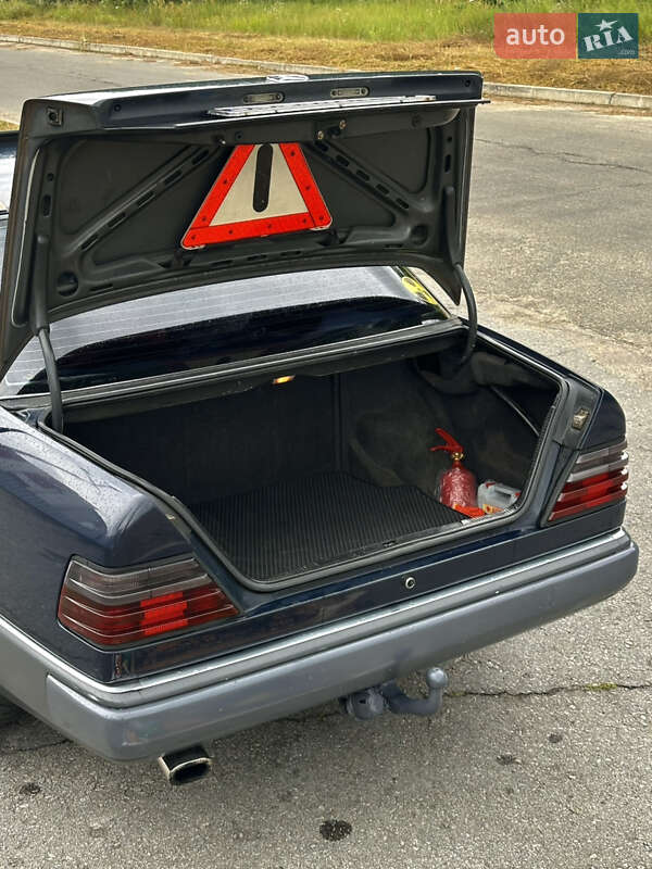 Седан Mercedes-Benz E-Class 1988 в Малині