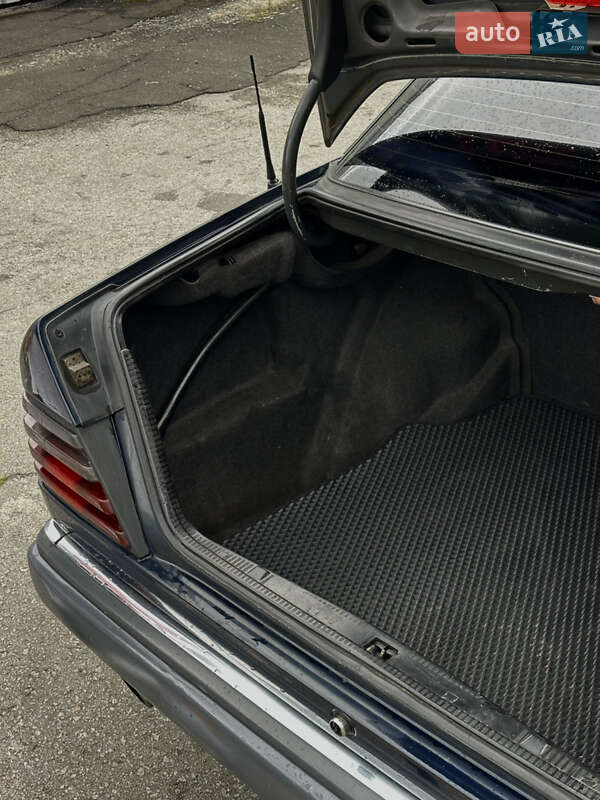 Седан Mercedes-Benz E-Class 1988 в Малині
