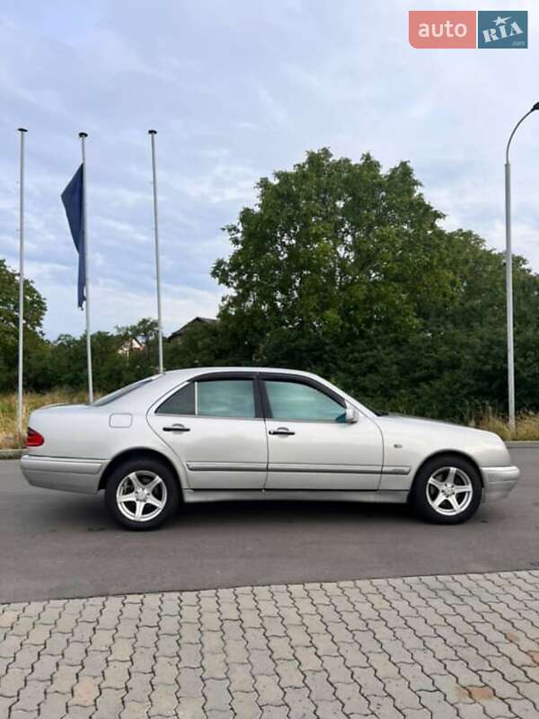 Седан Mercedes-Benz E-Class 1996 в Надворной
