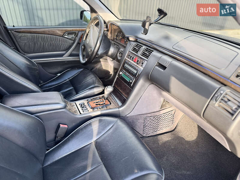Седан Mercedes-Benz E-Class 2001 в Львові