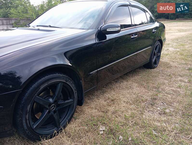 Седан Mercedes-Benz E-Class 2005 в Днепре