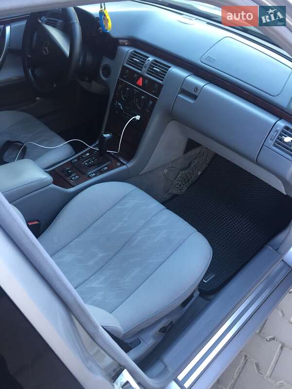 Седан Mercedes-Benz E-Class 2000 в Івано-Франківську