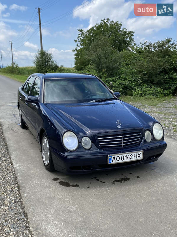 Седан Mercedes-Benz E-Class 2002 в Іршаві