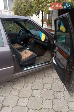 Седан Mercedes-Benz E-Class 1993 в 