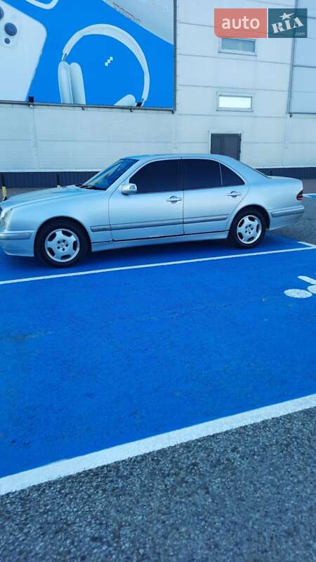 Седан Mercedes-Benz E-Class 2001 в Черновцах