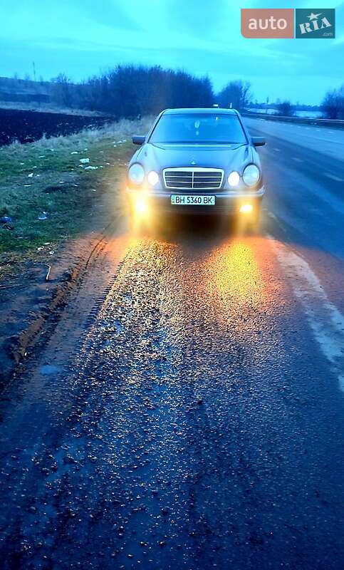 Седан Mercedes-Benz E-Class 1997 в Саврани