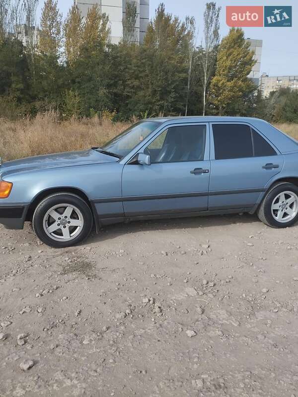Mercedes-Benz E-Class 1986