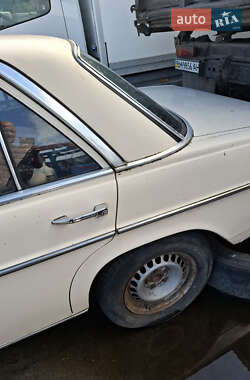 Седан Mercedes-Benz E-Class 1974 в 