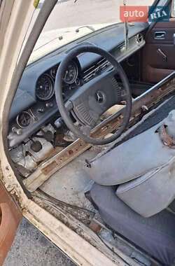 Седан Mercedes-Benz E-Class 1974 в 