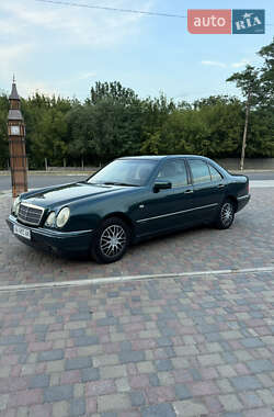 Седан Mercedes-Benz E-Class 2000 в Смілі