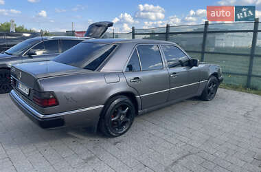 Седан Mercedes-Benz E-Class 1992 в Львове