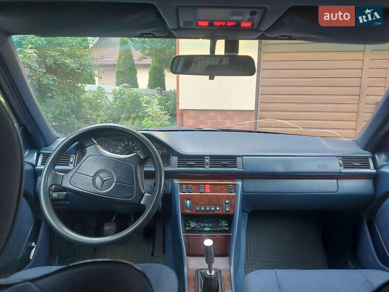 Седан Mercedes-Benz E-Class 1995 в Львові