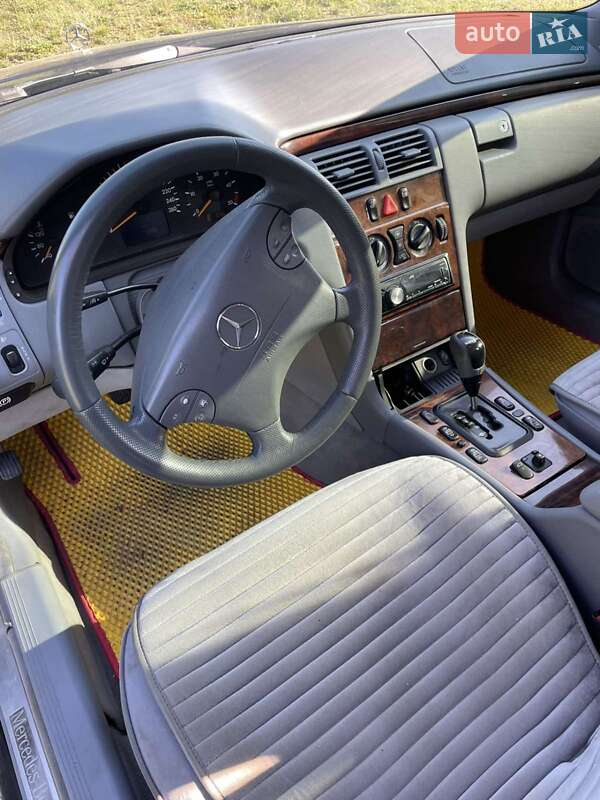Седан Mercedes-Benz E-Class 2000 в Снятині