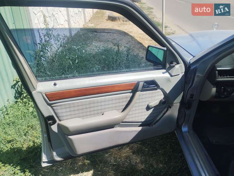 Седан Mercedes-Benz E-Class 1992 в Веселинове