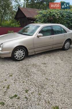 Седан Mercedes-Benz E-Class 2001 в 