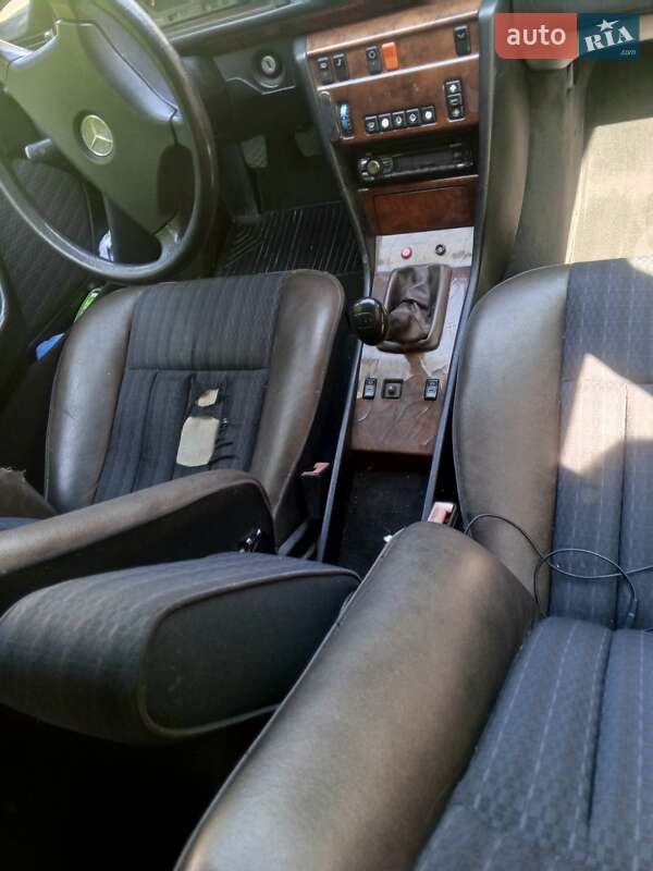 Седан Mercedes-Benz E-Class 1992 в Косове