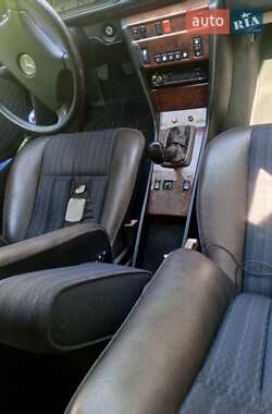 Седан Mercedes-Benz E-Class 1992 в 