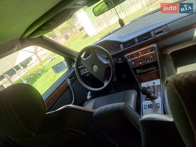 Седан Mercedes-Benz E-Class 1992 в Косове