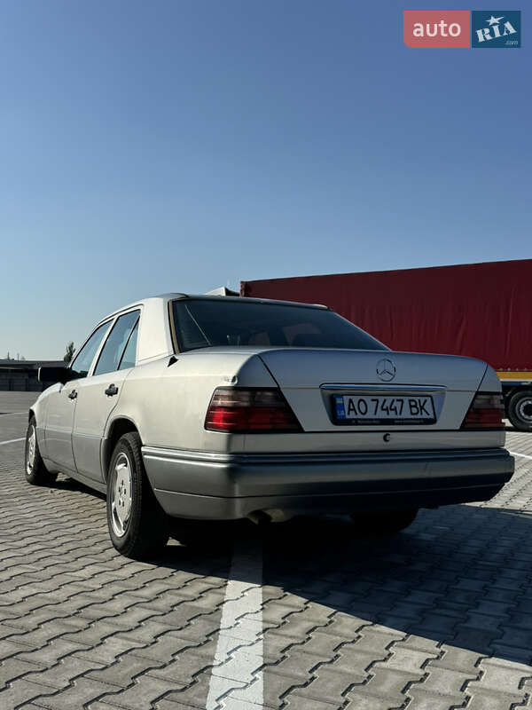 Седан Mercedes-Benz E-Class 1993 в Иршаве