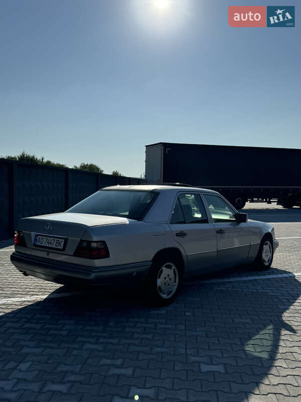 Седан Mercedes-Benz E-Class 1993 в Иршаве