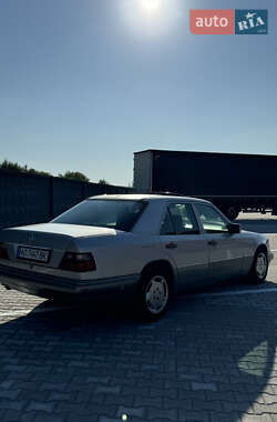 Седан Mercedes-Benz E-Class 1993 в 