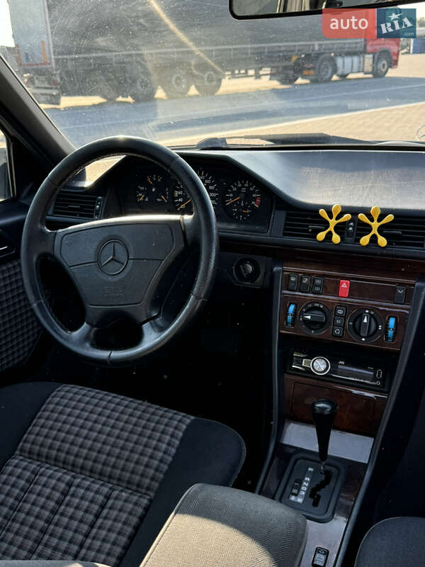 Седан Mercedes-Benz E-Class 1993 в Иршаве