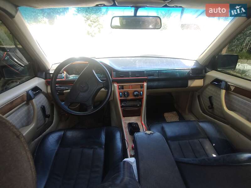 Седан Mercedes-Benz E-Class 1989 в Яремче
