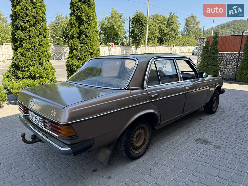 Седан Mercedes-Benz E-Class 1983 в Кременці