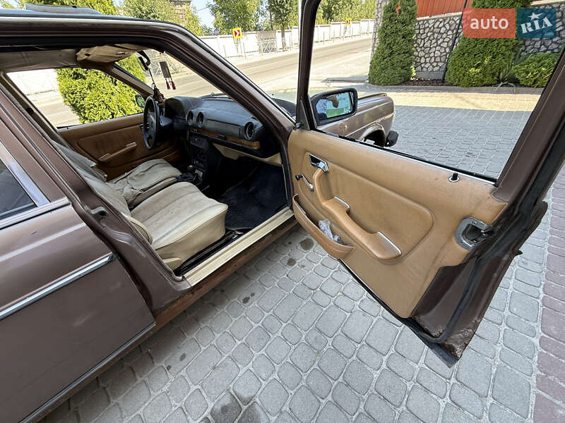 Седан Mercedes-Benz E-Class 1983 в Кременці