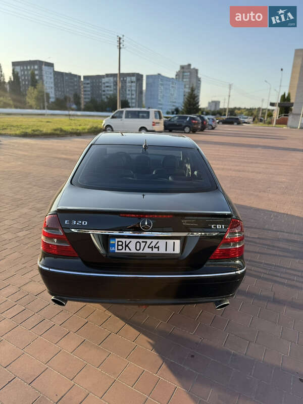 Седан Mercedes-Benz E-Class 2002 в Нетешине