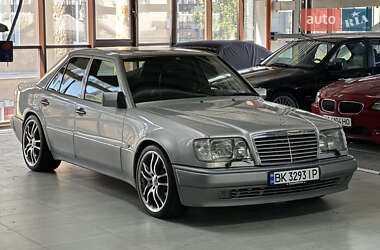 Седан Mercedes-Benz E-Class 1993 в Киеве