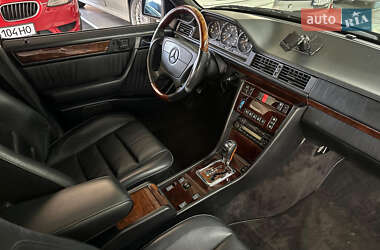 Седан Mercedes-Benz E-Class 1993 в 